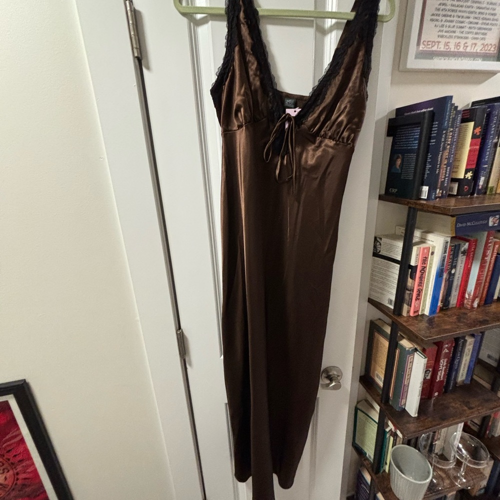 Elegant Brown Lace-Trimmed dress - Picture 2 of 3